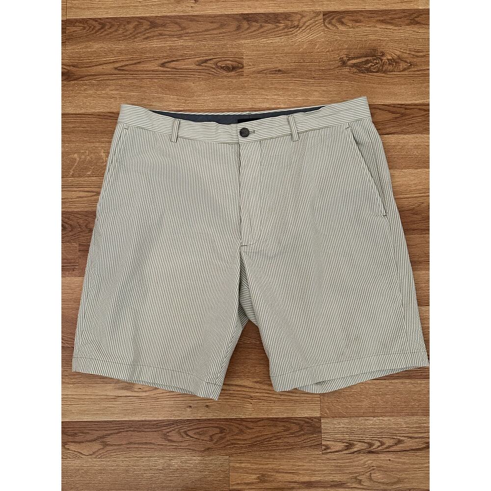 Club Monaco Men Maddox Fit Green & White Stripe Shorts Size 36